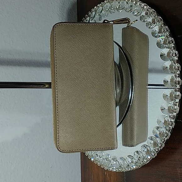 Michael Kors Wallet 8x4 Like New - Picture 4 of 8